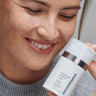 Dermalogica Powerbright Overnight Cream med modell